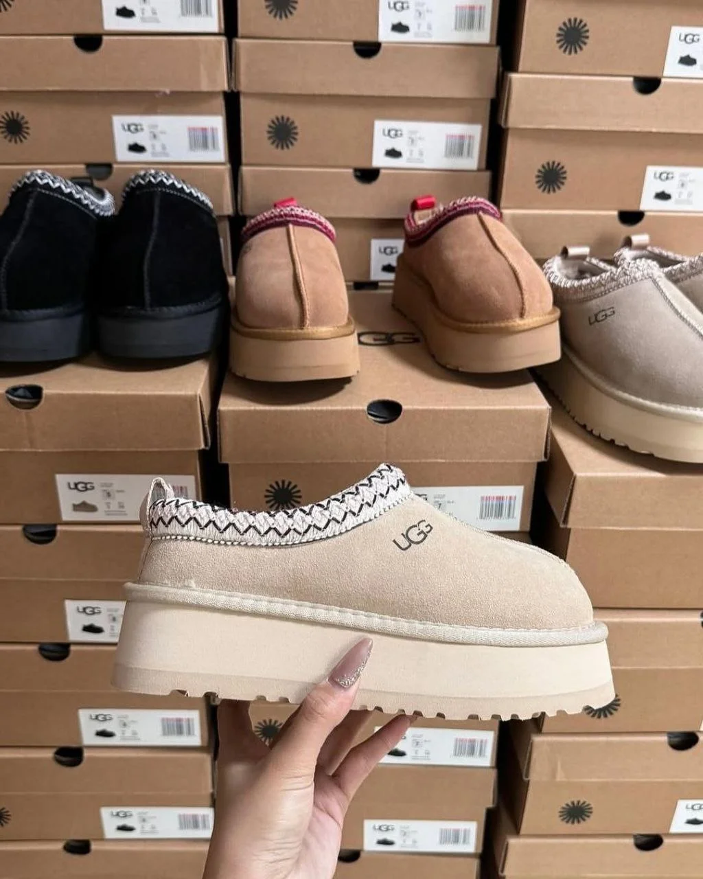 Buy UGG Liquidation Pallets (60-120 pairs-$500) - Image 6